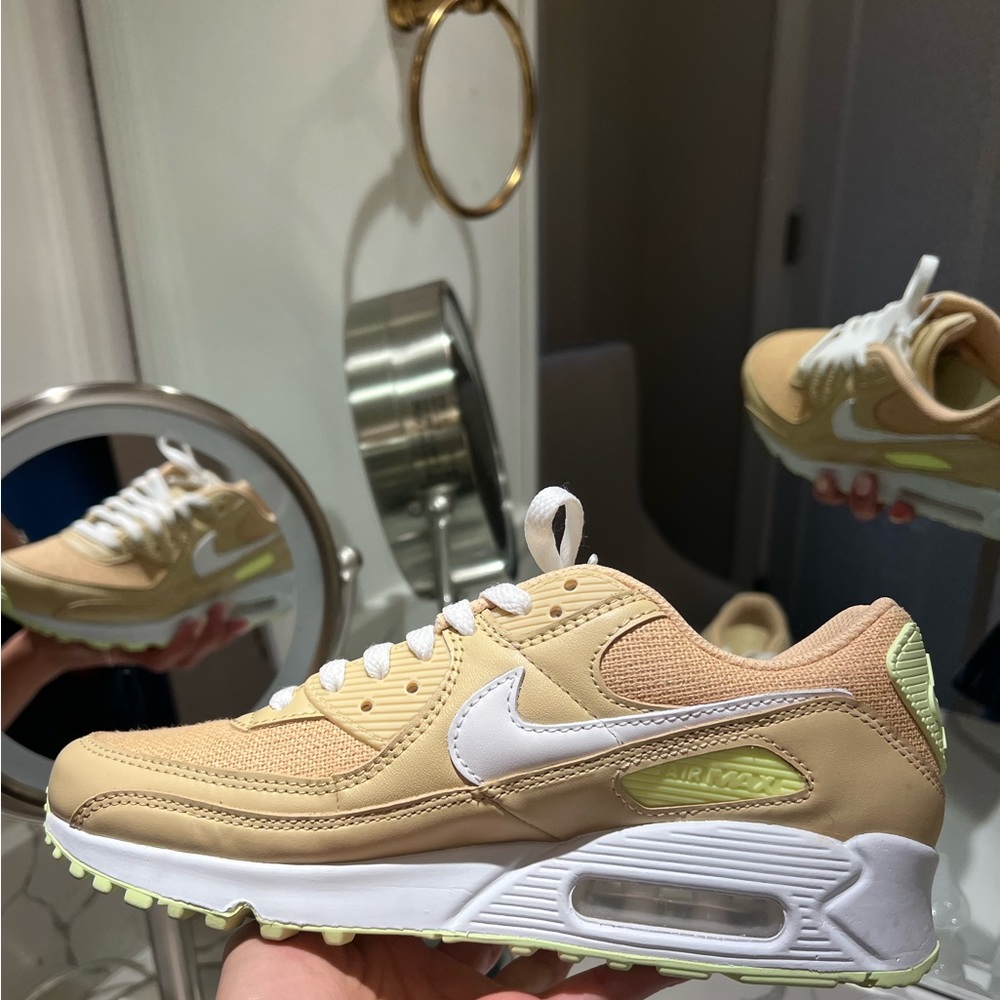 Women’s size 8.5 Nike air max shoes